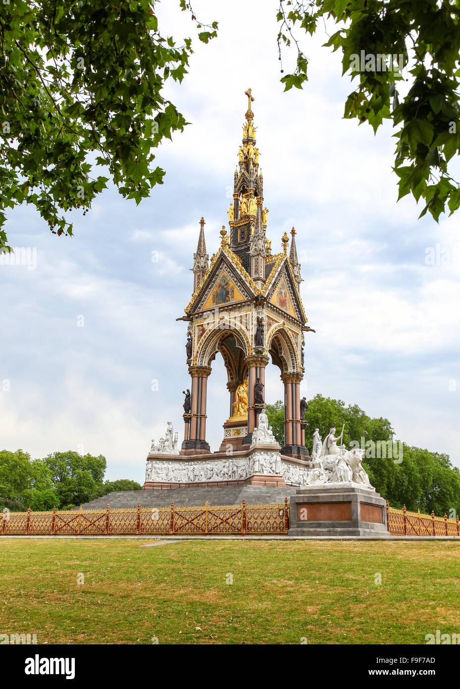Das Albert Memorial wurde von Königin Victoria in Erinnerung an ihren Ehemann Prinz Albert in den Kensington Gardens, London, UK beauftragt. Stockfoto