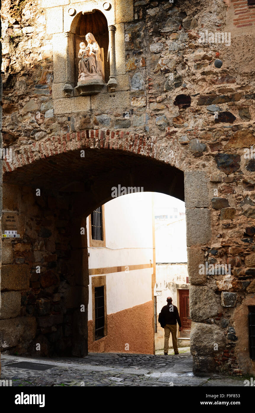 Der Arco de Santa Ana war einer der Eingänge in der ummauerten Stadt Cáceres. Extremadura, Spanien. Europa Stockfoto