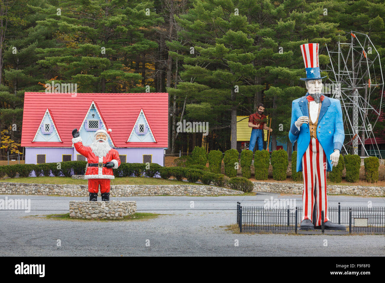 Uncle Sam, Santa und Paul Bunyan im Märchenbuch Themenpark "Magic Forest", Lake George, Adirondacks, New York State, USA Stockfoto