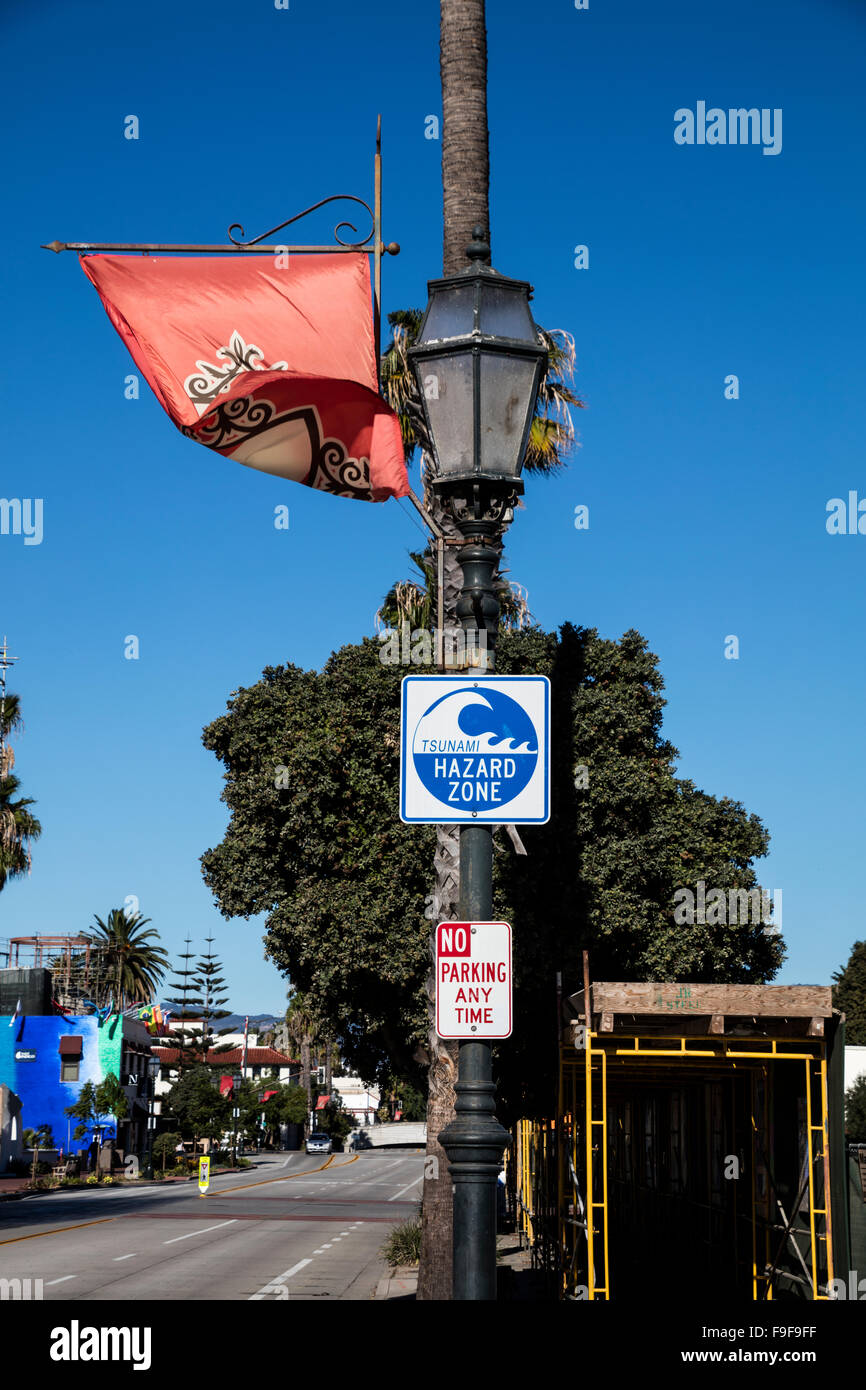 Tsunami-Gefahrenzone Zeichen, State Street, Santa Barbara, Kalifornien, USA. Stockfoto