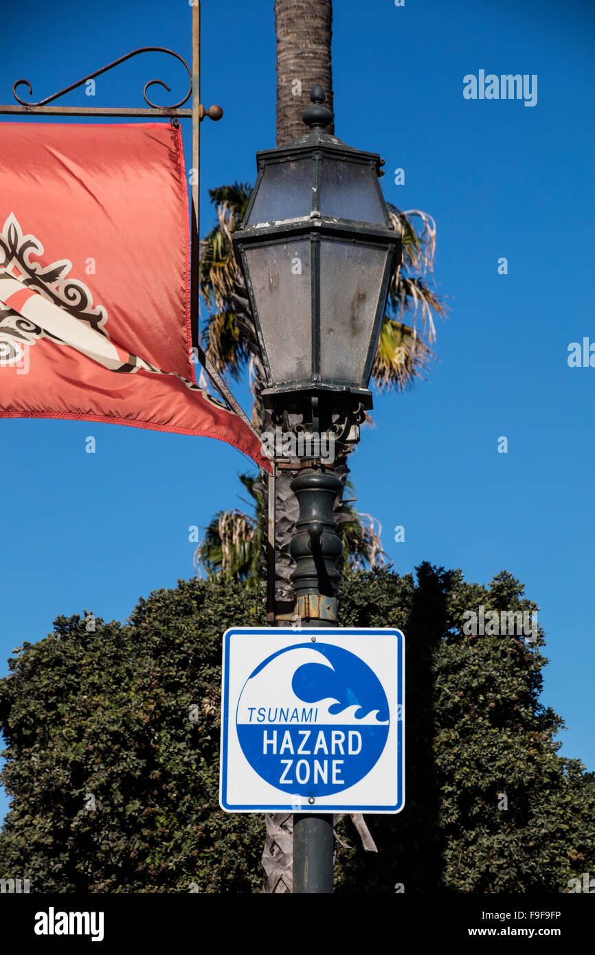 Tsunami-Gefahrenzone Zeichen, State Street, Santa Barbara, Kalifornien, USA. Stockfoto