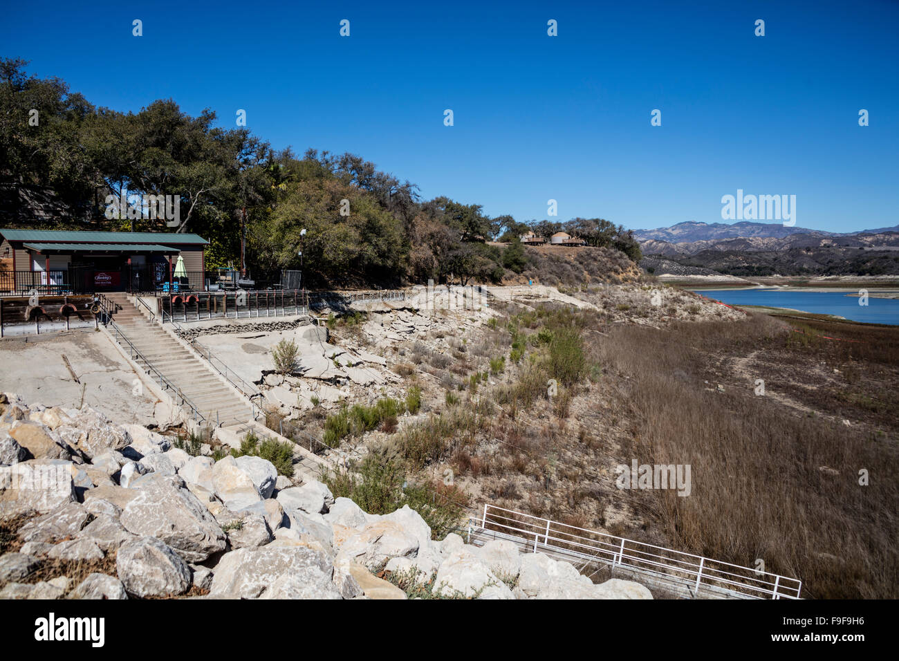 Trockenheit bewirkt Lake Cachuma, Los Padres National Forest, Santa Barbara County, Kalifornien, USA Stockfoto