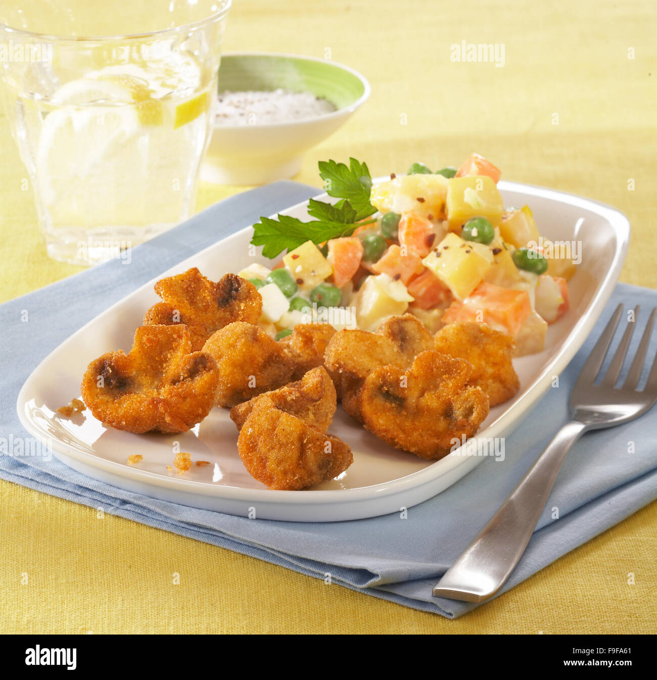 Kartoffelsalat mit gebratener Pilze Stockfotografie - Alamy