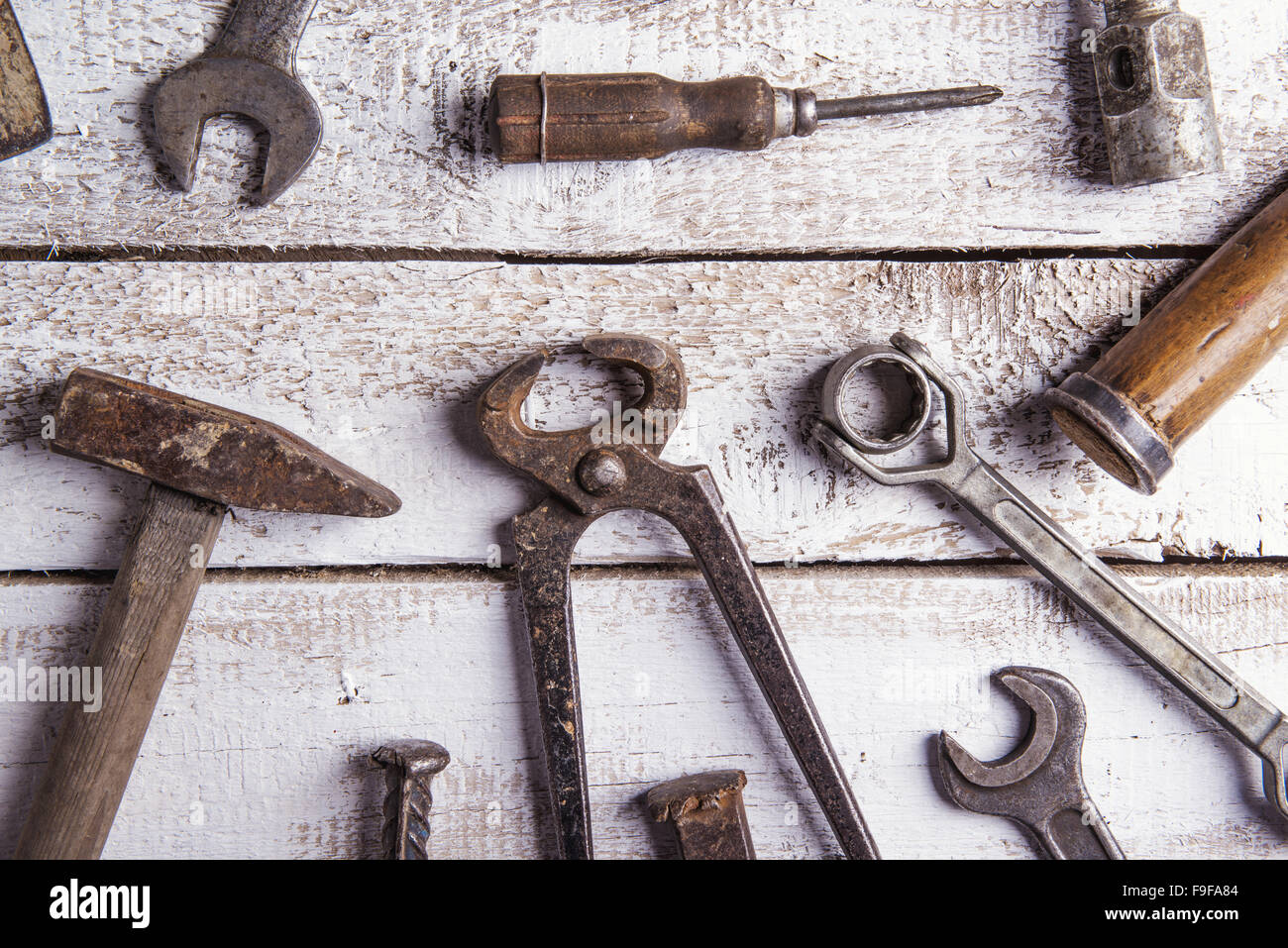 Schreibtisch der Schreiner mit verschiedenen Tools. Studio auf einem hölzernen Hintergrund gedreht. Stockfoto