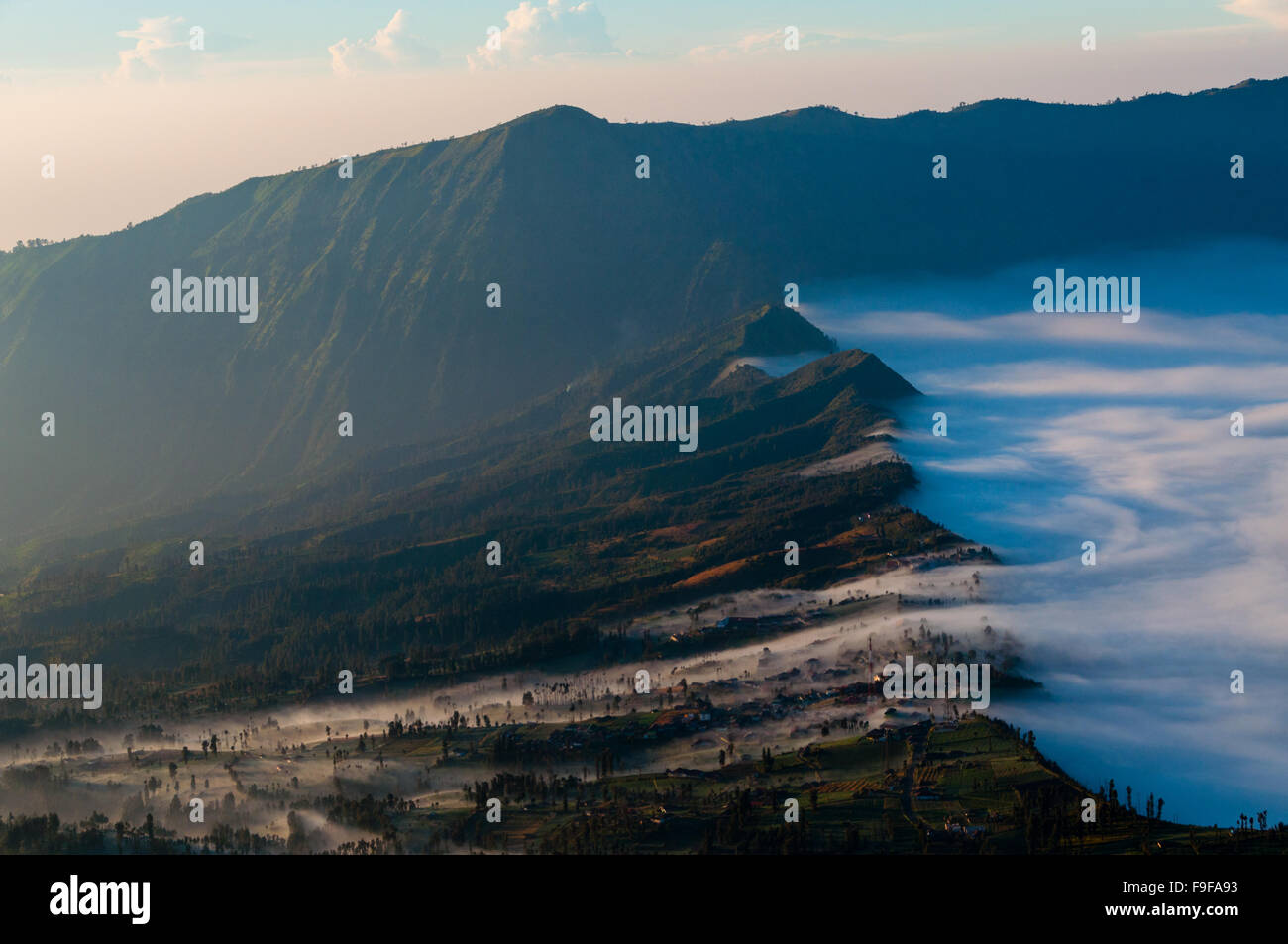 Dunst gleiten durch die Berge des Vulkans Bromo Stockfoto