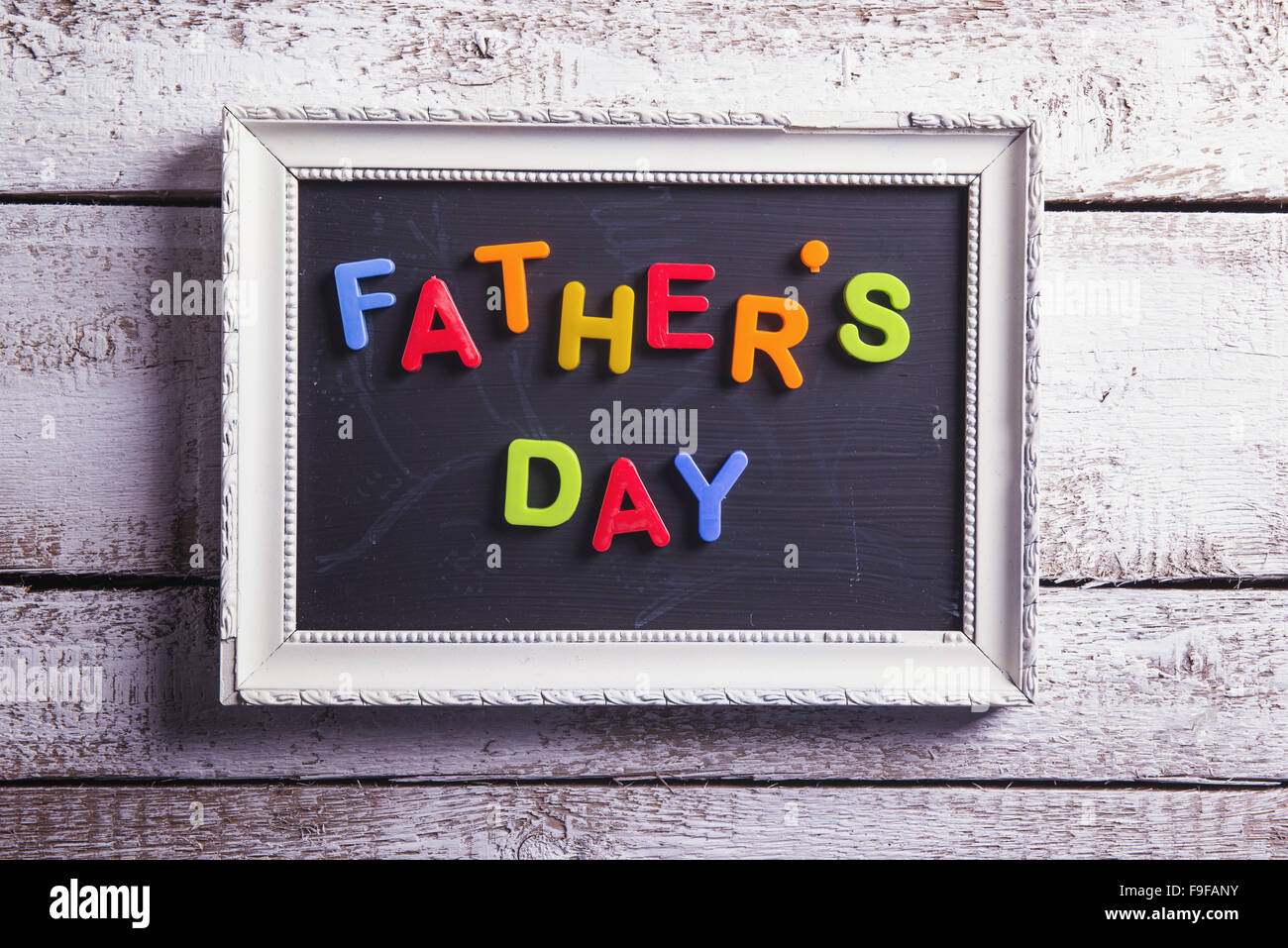 Bilderrahmen mit Väter Tag Zeichen auf Holzboden Hintergrund gelegt. Stockfoto