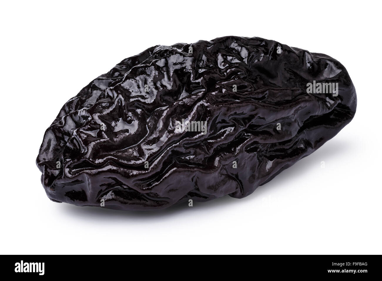 Einzelne Pflaume oder getrocknete Pflaumen. Unendlicher Schärfentiefe, makellos retuschiert. Beschneidungspfade für Pflaume und Schatten Stockfoto