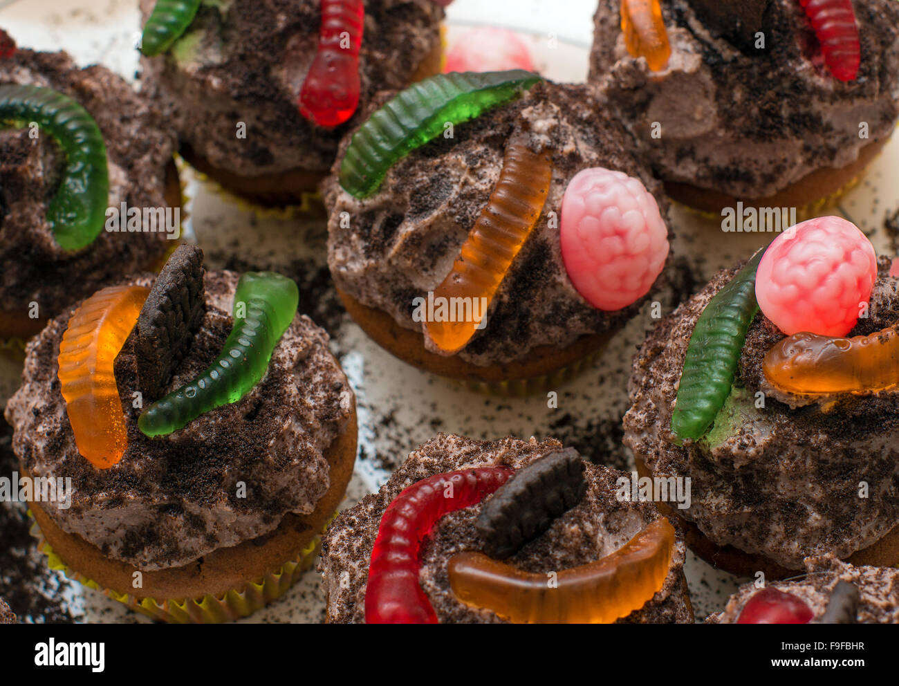 Ideen für Halloween. Kuchen mit süßen Würmern. Stockfoto