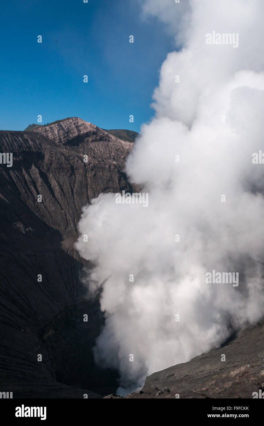 Vulkan Bromo Errupting Rauch Stockfoto