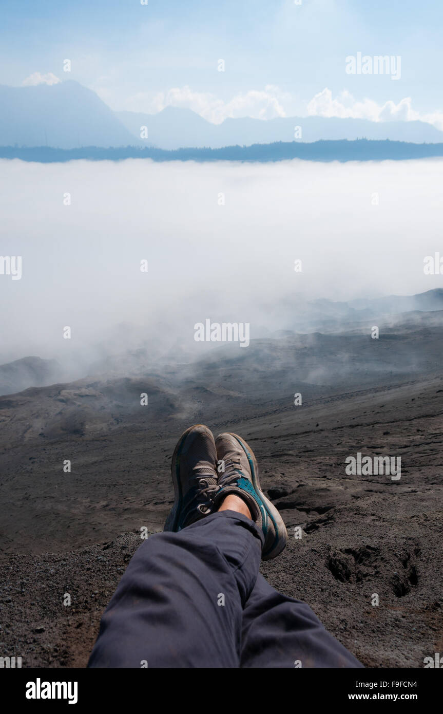 Füße mit Schuhen im vorderen Blatt der Nebel Rauch oder Nebel Stockfoto