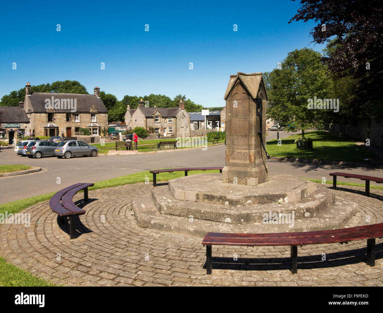 Großbritannien, England, Derbyshire, Hartington, Dorfplatz, alte Steindorf Pumpe, ehemalige Trinkwasserversorgung Stockfoto