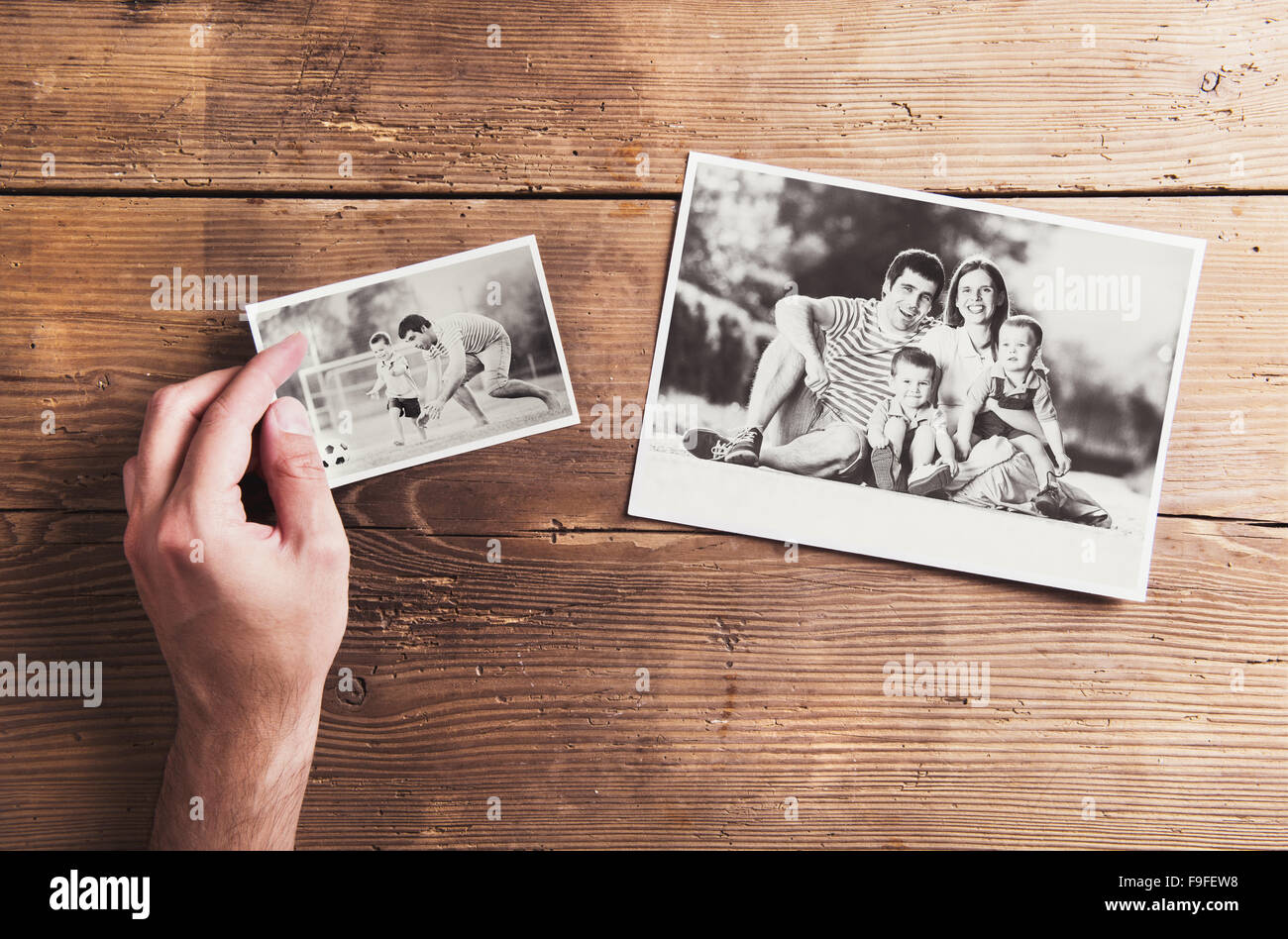 Schwarz / weiß Familienfotos auf einen Tisch gelegt. Studio auf hölzernen Hintergrund gedreht. Stockfoto