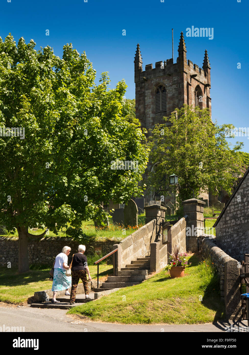 Großbritannien, England, Derbyshire, Hartington Dorf Besucher St Giles Kirche Stockfoto