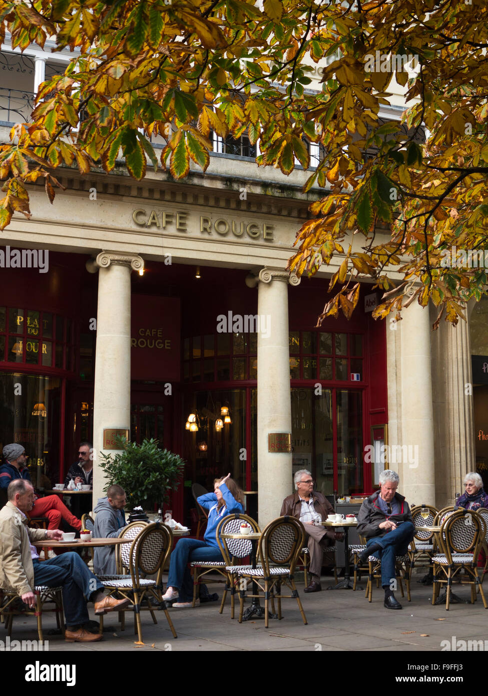 UK, Gloucestershire, Cheltenham, Promenade, Café Rouge, Kunden auf Bürgersteig Tische saß Stockfoto