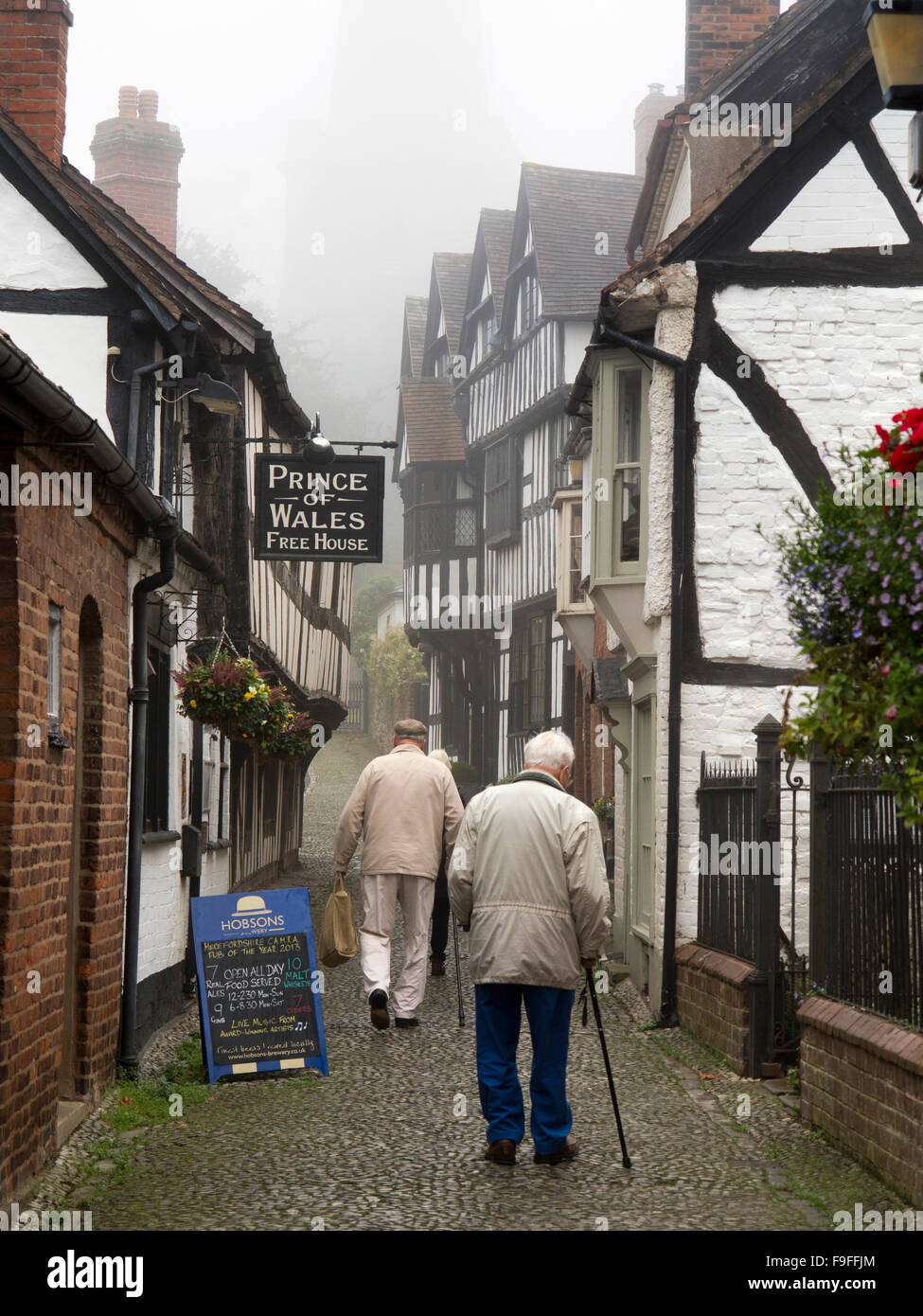 UK, Herefordshire, Ledbury, Church Lane, Holz gerahmt Prince Of Wales Free House Pub auf Kopfsteinpflaster Stockfoto
