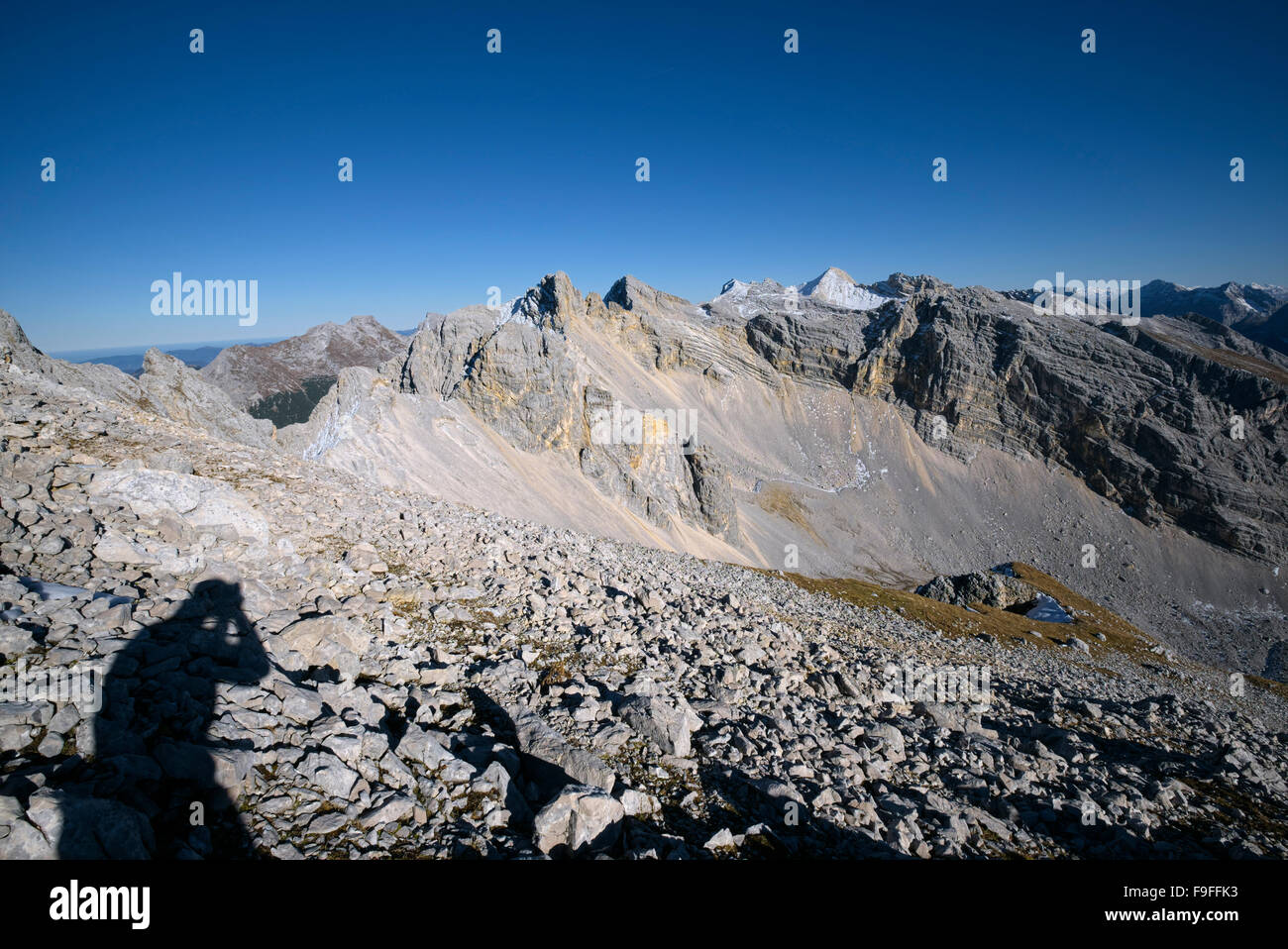 Schatten der Fotograf am Berg Pleisenspitze Aufnahme eines Karwendelgebirge, Tirol, Österreich Stockfoto