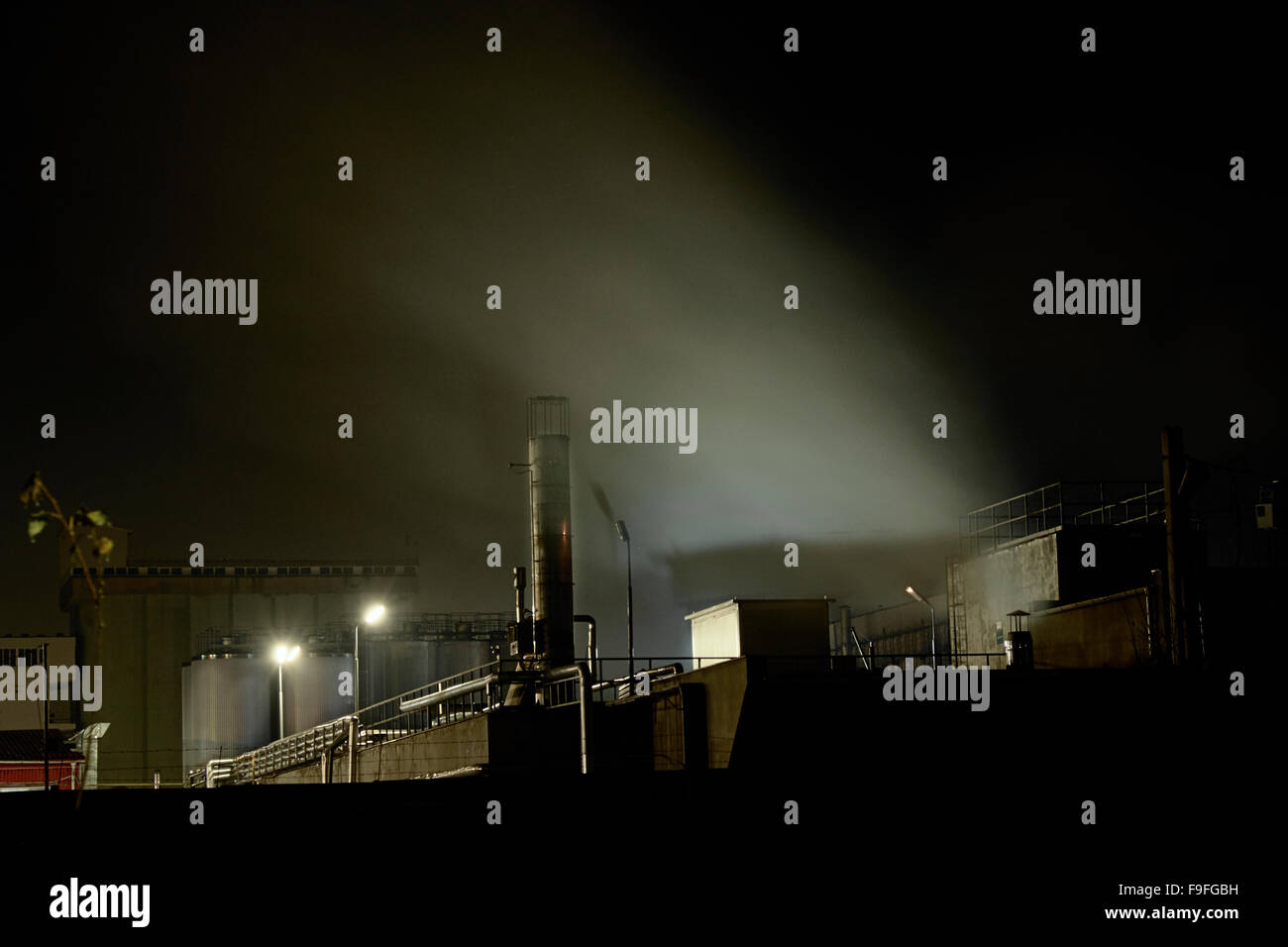 Industrielandschaft mit umweltschädlichen Rauch in der Nacht, Miercurea Ciuc, Rumänien Stockfoto