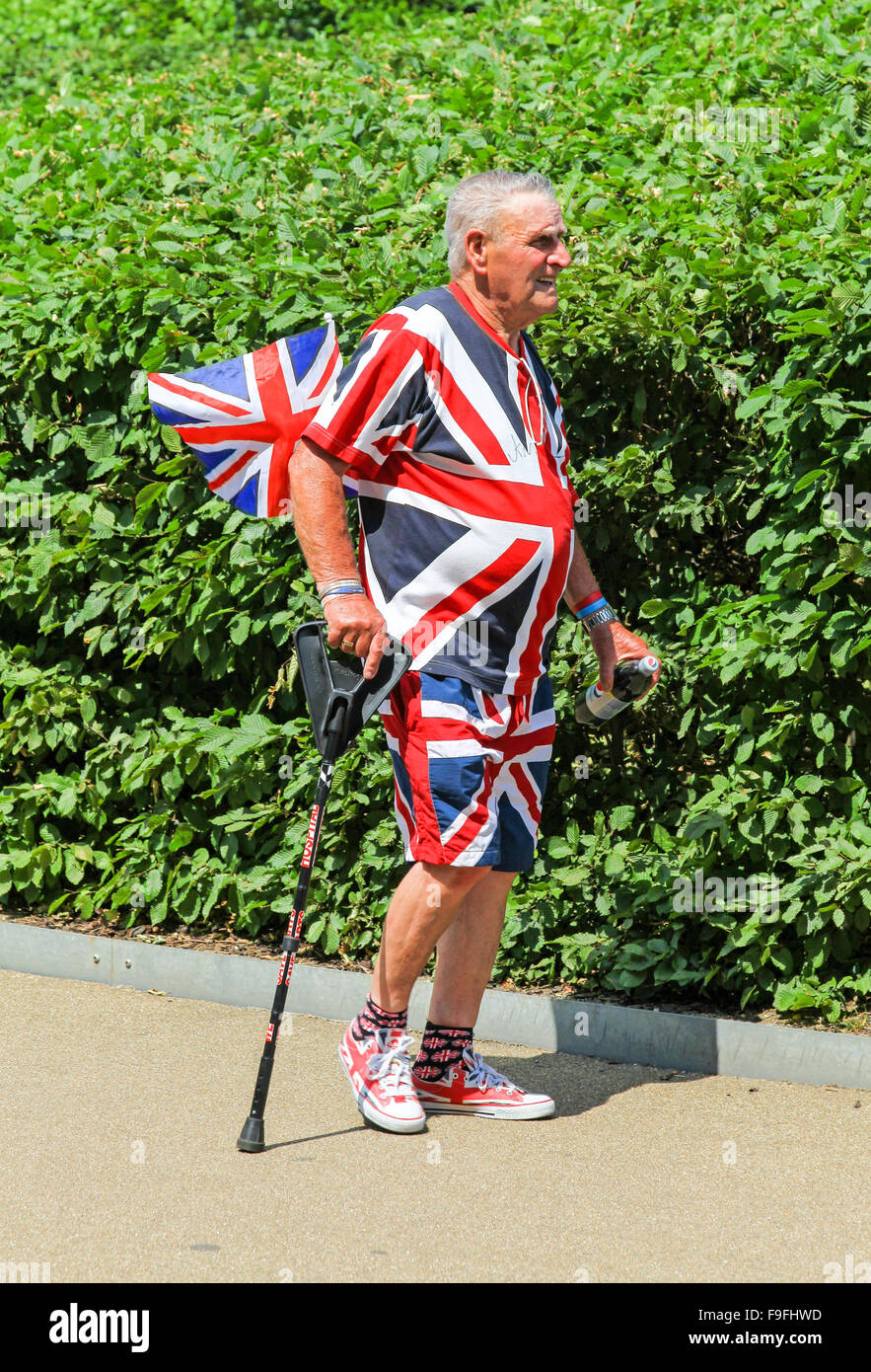 Ein Mann gekleidet von Kopf bis Fuß in Flaggen Union Jack London England UK Stockfoto
