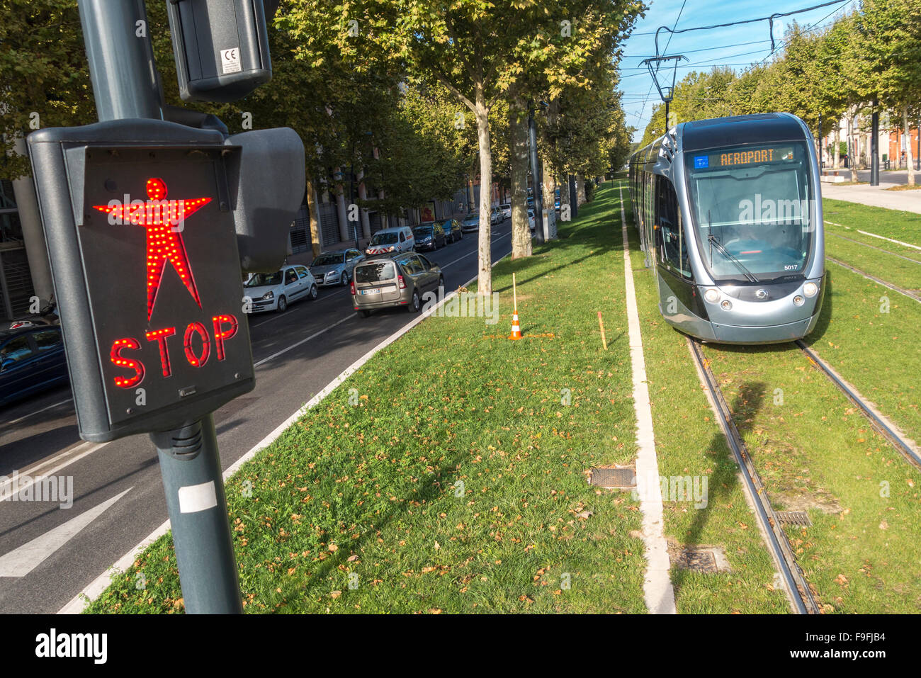 Toulouse Frankreich Straßenbahnlinie 1 bis Flughafen Toulouse-Blagnac warten an einem Fußgängerüberweg vor dem Palais de Justice. Stockfoto
