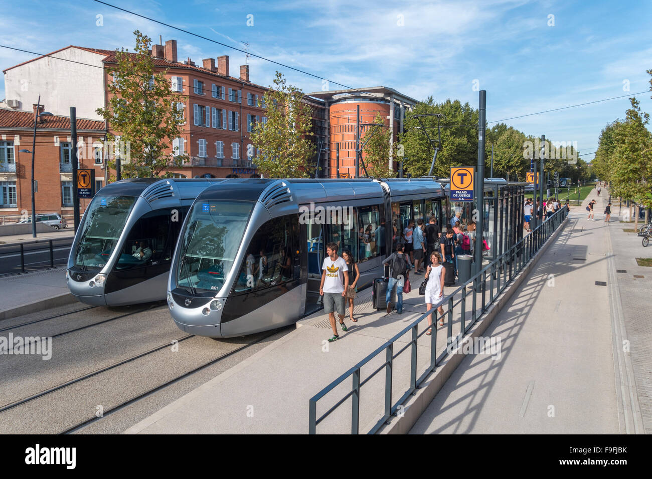Zwei moderne Straßenbahnen Palais de Justice Tram halten in Toulouse Frankreich. Straßenbahnlinie vom Stadtzentrum zum Flughafen Toulouse-Blagnac. Stockfoto