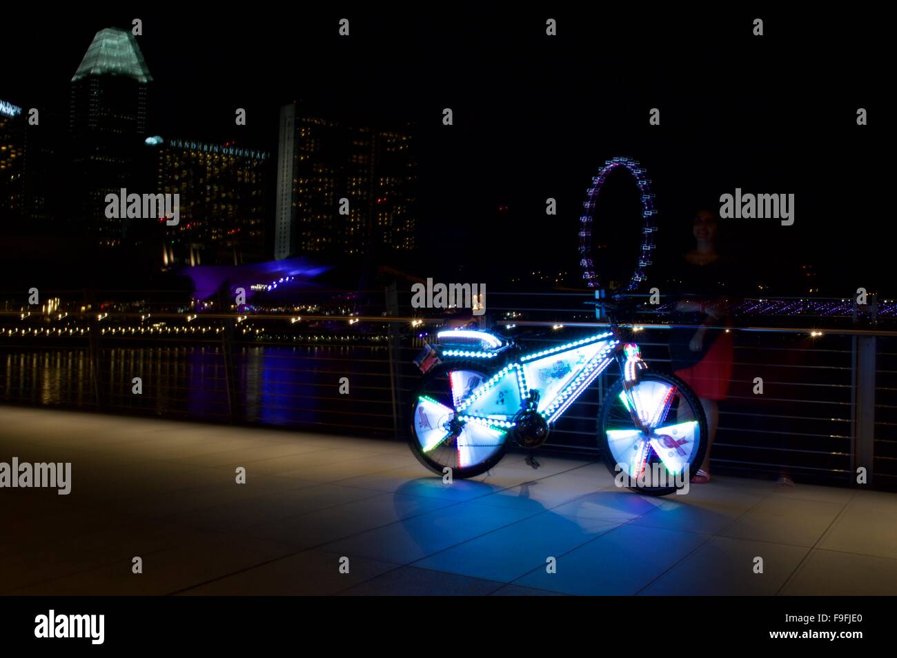 LED Beleuchtung Fahrrad an Singapore Marina Bay. Der Zyklus war selbst dekoriert mit Tausenden von led-Licht. Stockfoto