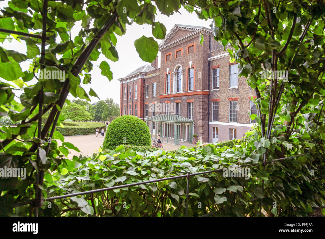 Blick durch eine Laube zum Kensington Palace Gardens Royal Park London England UK Stockfoto