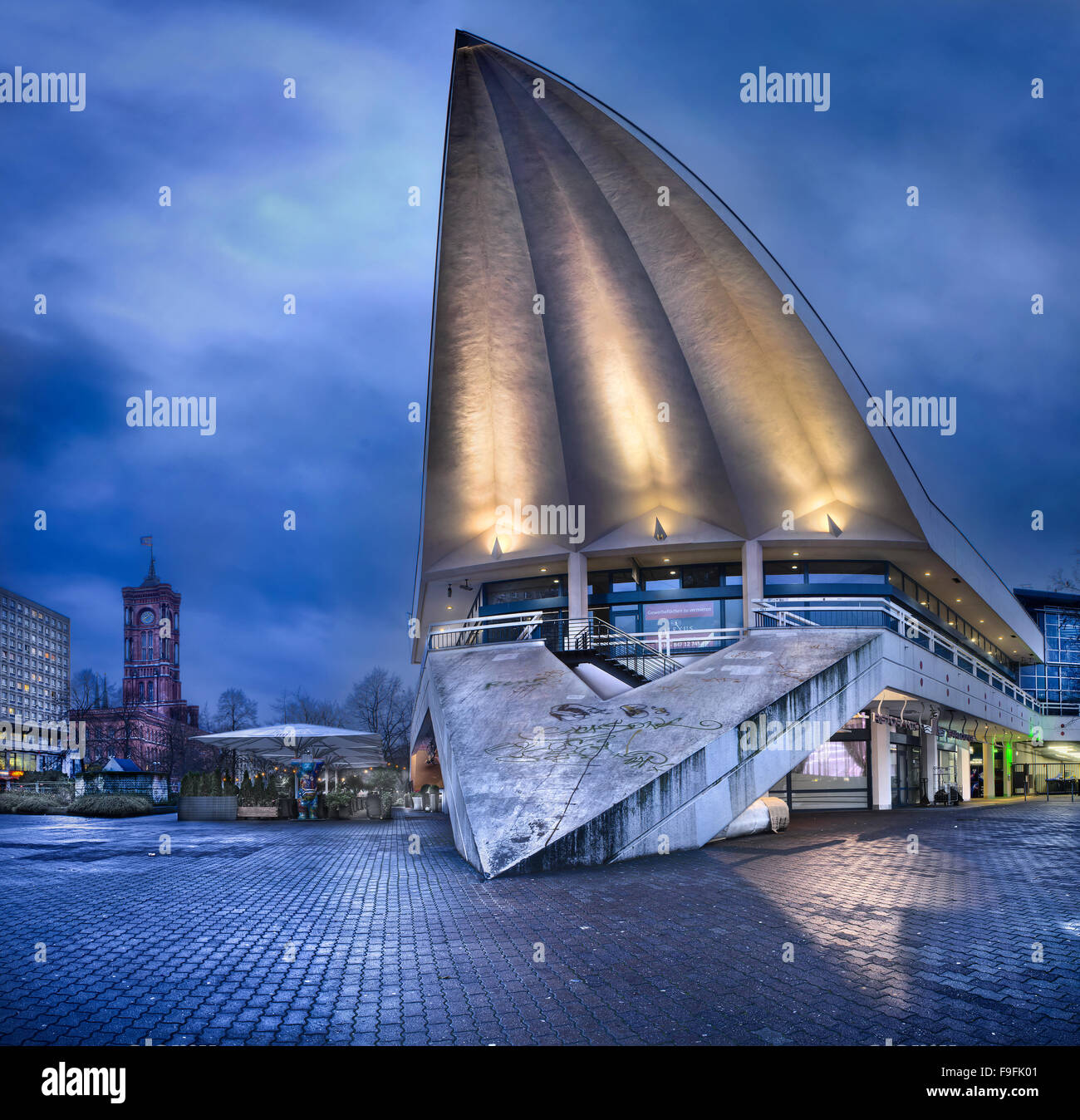 Fernsehturm und die City Hall, Berlin, Deutschland Stockfoto