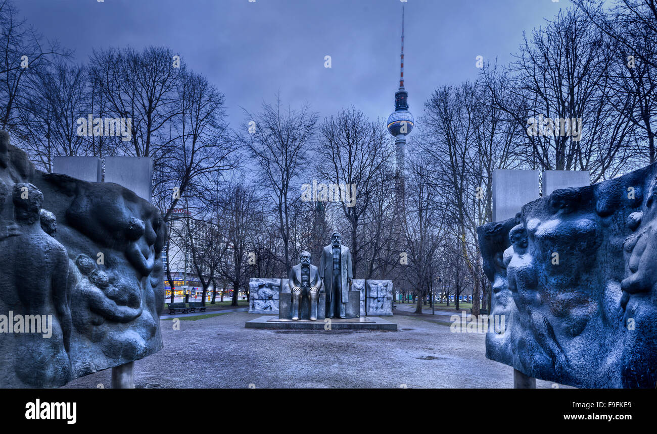 Statue von Karl Marx und Friedrich Engels in Marx-Engels-Forum-Park Berlin, Deutschland Stockfoto