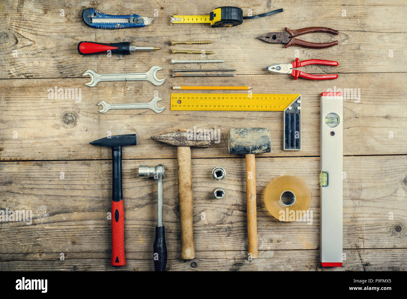 Schreibtisch einer Schreinerei mit verschiedenen Werkzeugen. Studio auf einem hölzernen Hintergrund gedreht. Stockfoto
