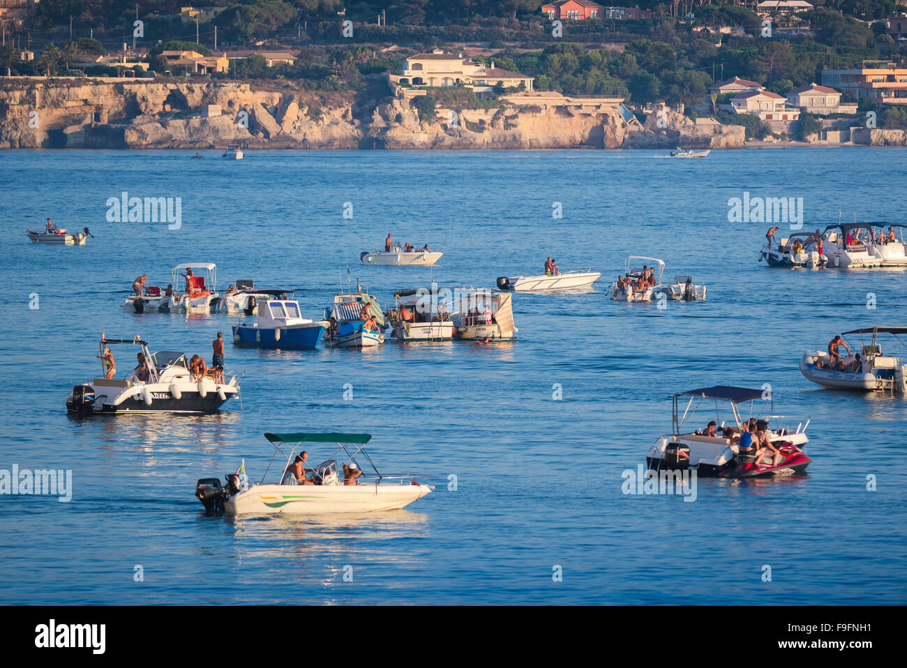 Italiener Freizeitaktivitäten, Aussicht im Sommer der Italiener/Sizilianer Entspannen in der Freizeit Boote im Hafen von Ortigia, in Syrakus, Siracusa, Sizilien günstig. Stockfoto