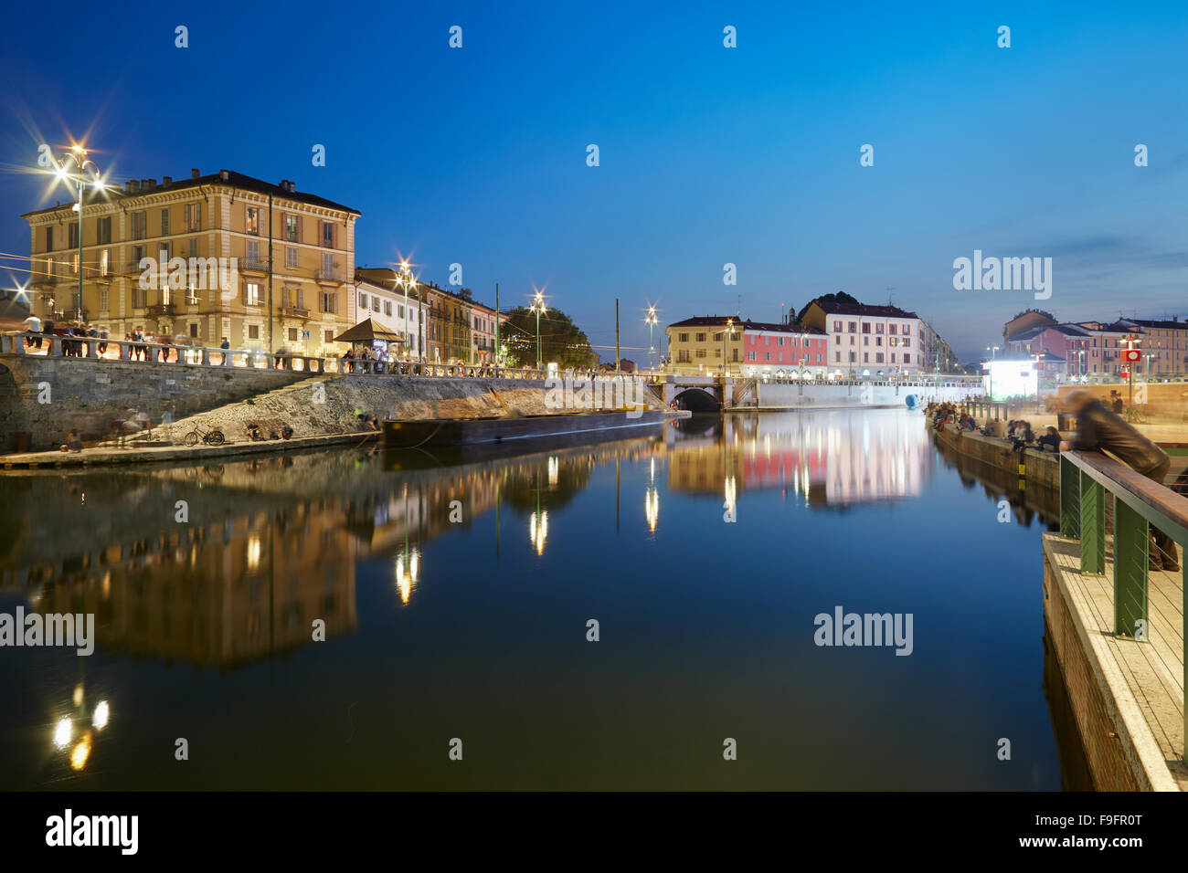 Milan neues Darsena, saniert Dockbereiche in der Nacht, Menschen zu Fuß und im Chat auf 30. Mai 2015 in Mailand, Italien Stockfoto
