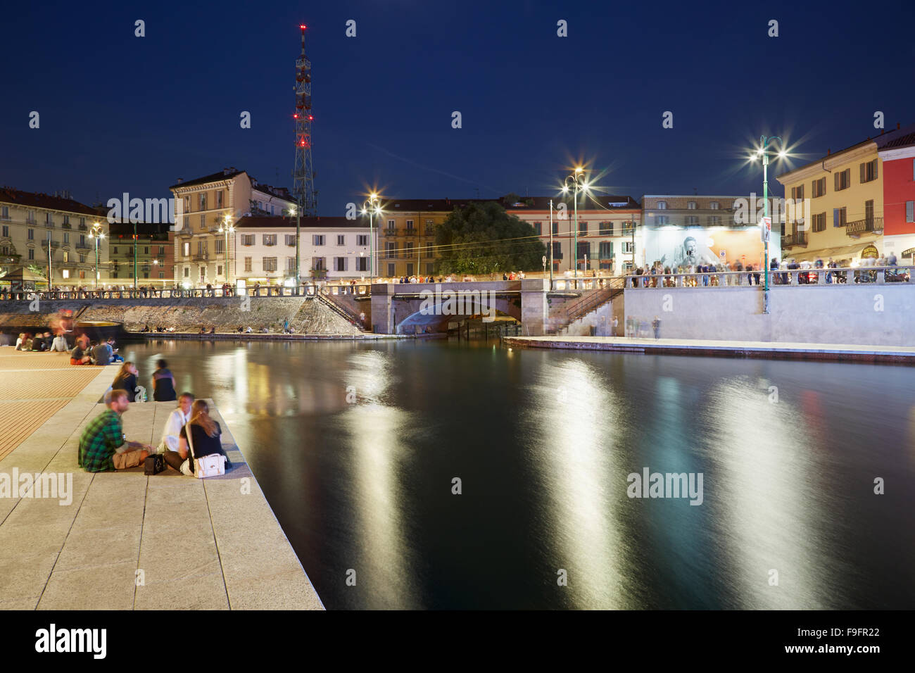 Milan neues Darsena, saniert Dockbereiche in der Nacht, Menschen zu Fuß und im Chat Stockfoto