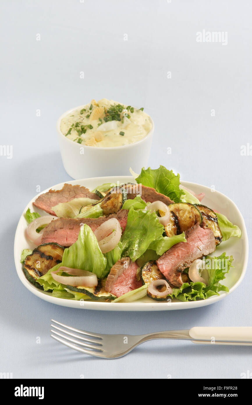 Salat mit Roastbeef mit Kräuter-Mayonnaise Stockfotografie - Alamy