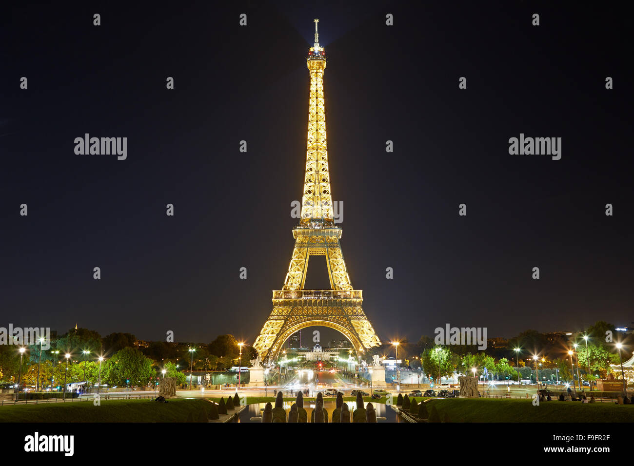 Eiffelturm mit goldenen Beleuchtung bei Nacht. Stockfoto