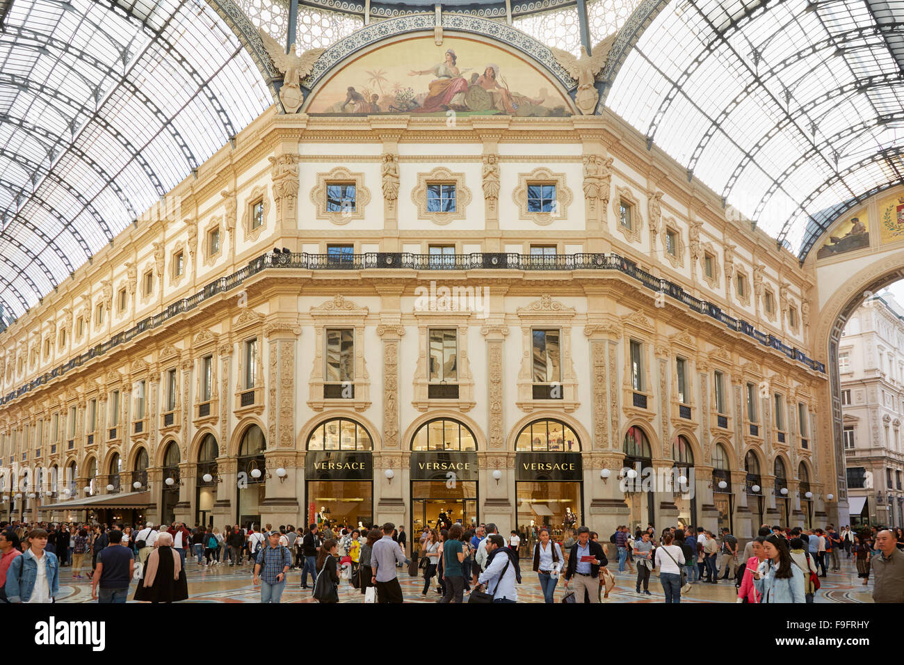 Mailand Vittorio Emanuele Galerie Innenansicht mit Menschen an einem sonnigen Tag Stockfoto