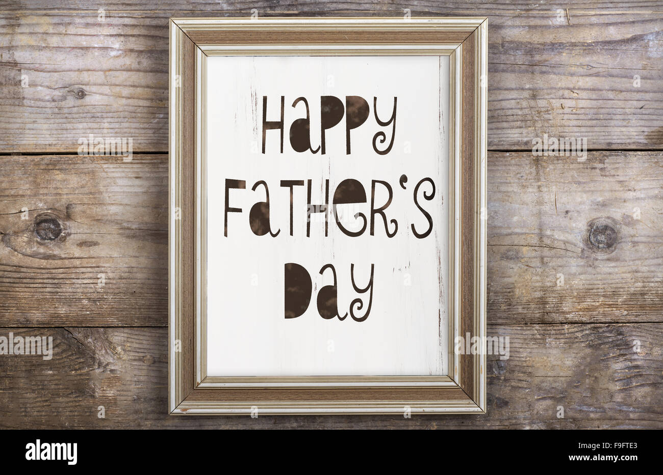 Rechteck-Bilderrahmen mit Happy Väter Tag Zeichen auf Holzboden Hintergrund gelegt. Stockfoto
