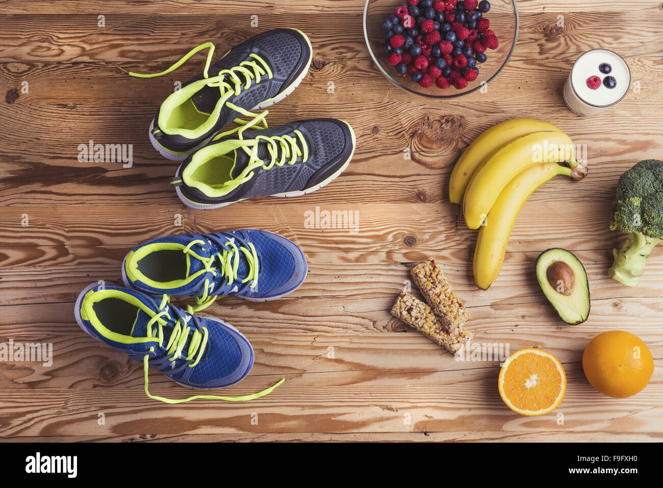 Laufschuhe und gesunde Ernährung Zusammensetzung auf einem Holztisch Hintergrund Stockfoto