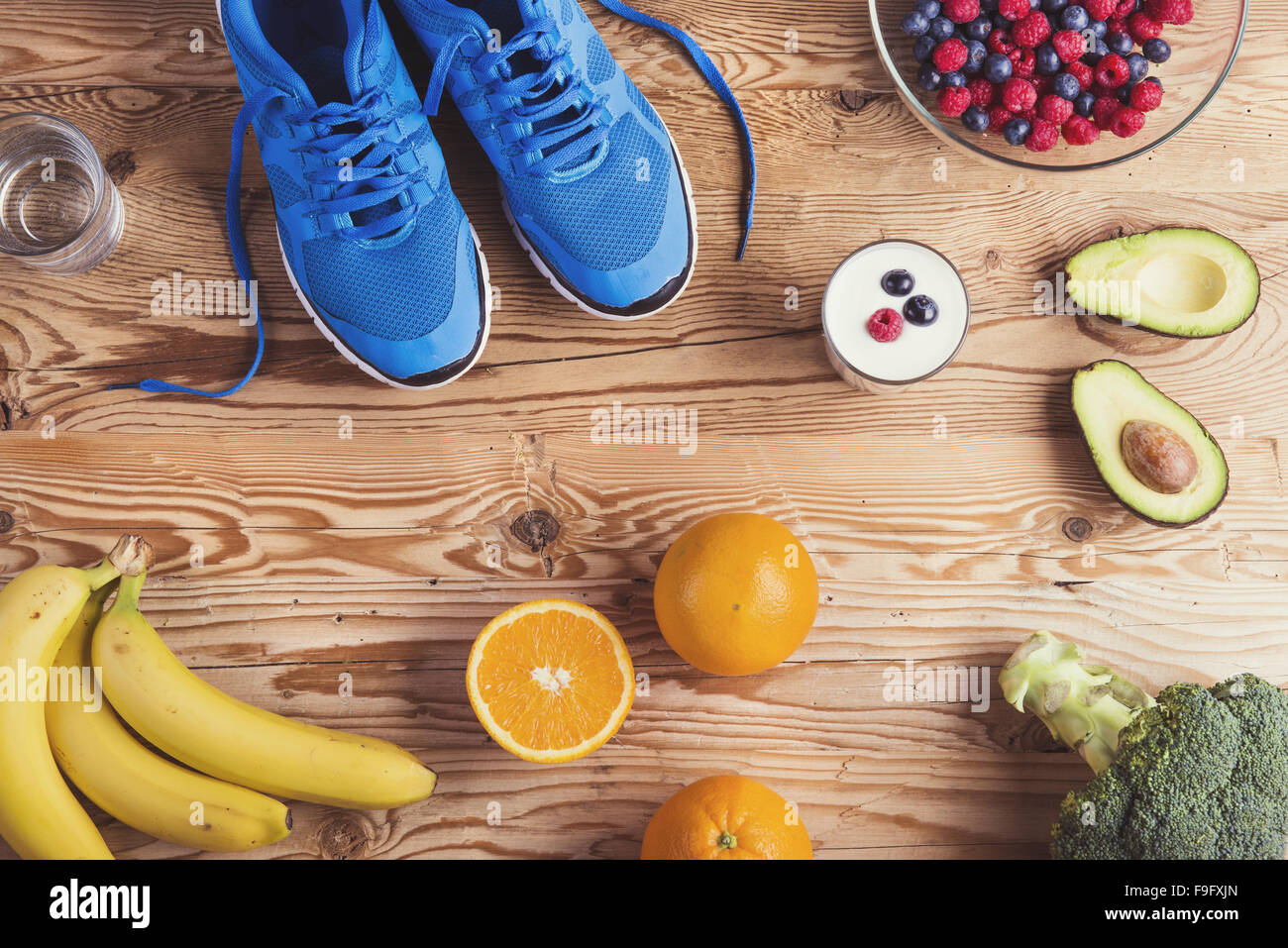 Paar Laufschuhe und gesunde Ernährung Zusammensetzung auf einem Holztisch Hintergrund Stockfoto