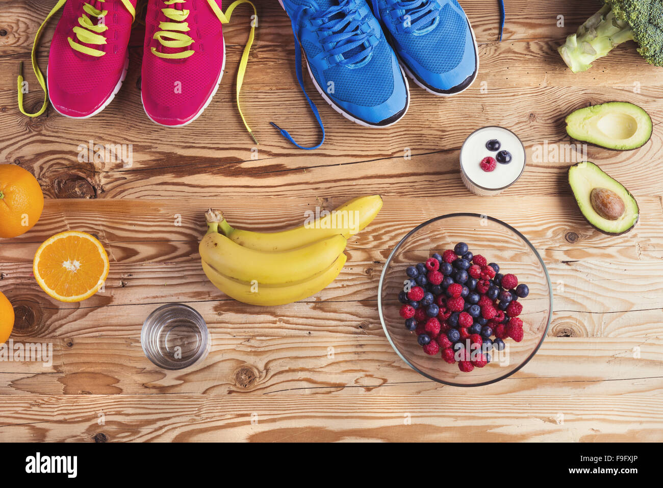 Laufschuhe und gesunde Ernährung Zusammensetzung auf einem Holztisch Hintergrund Stockfoto
