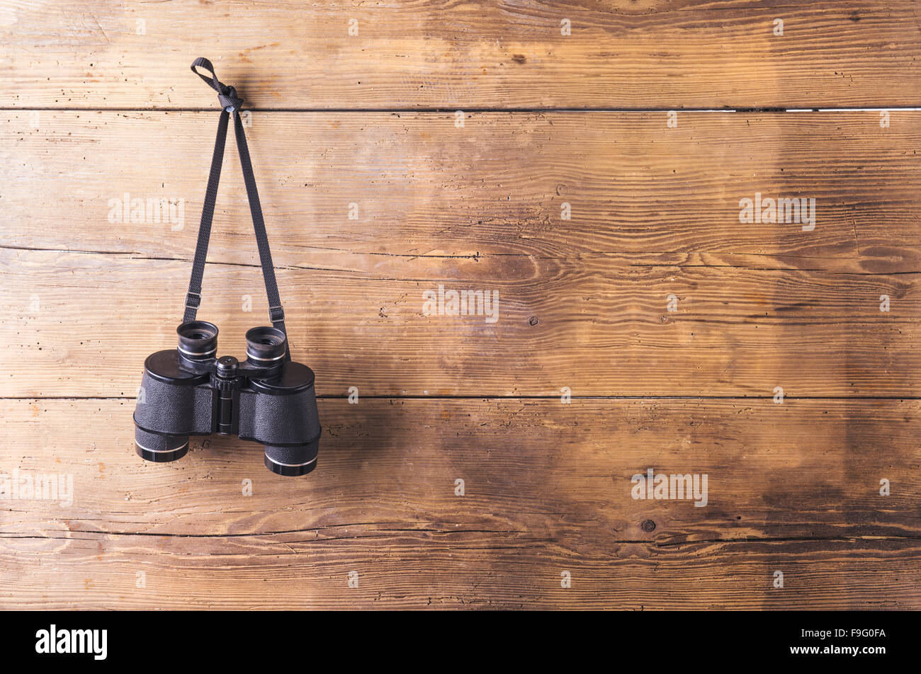 Fernglas hängen an einem Holzzaun-Hintergrund Stockfoto