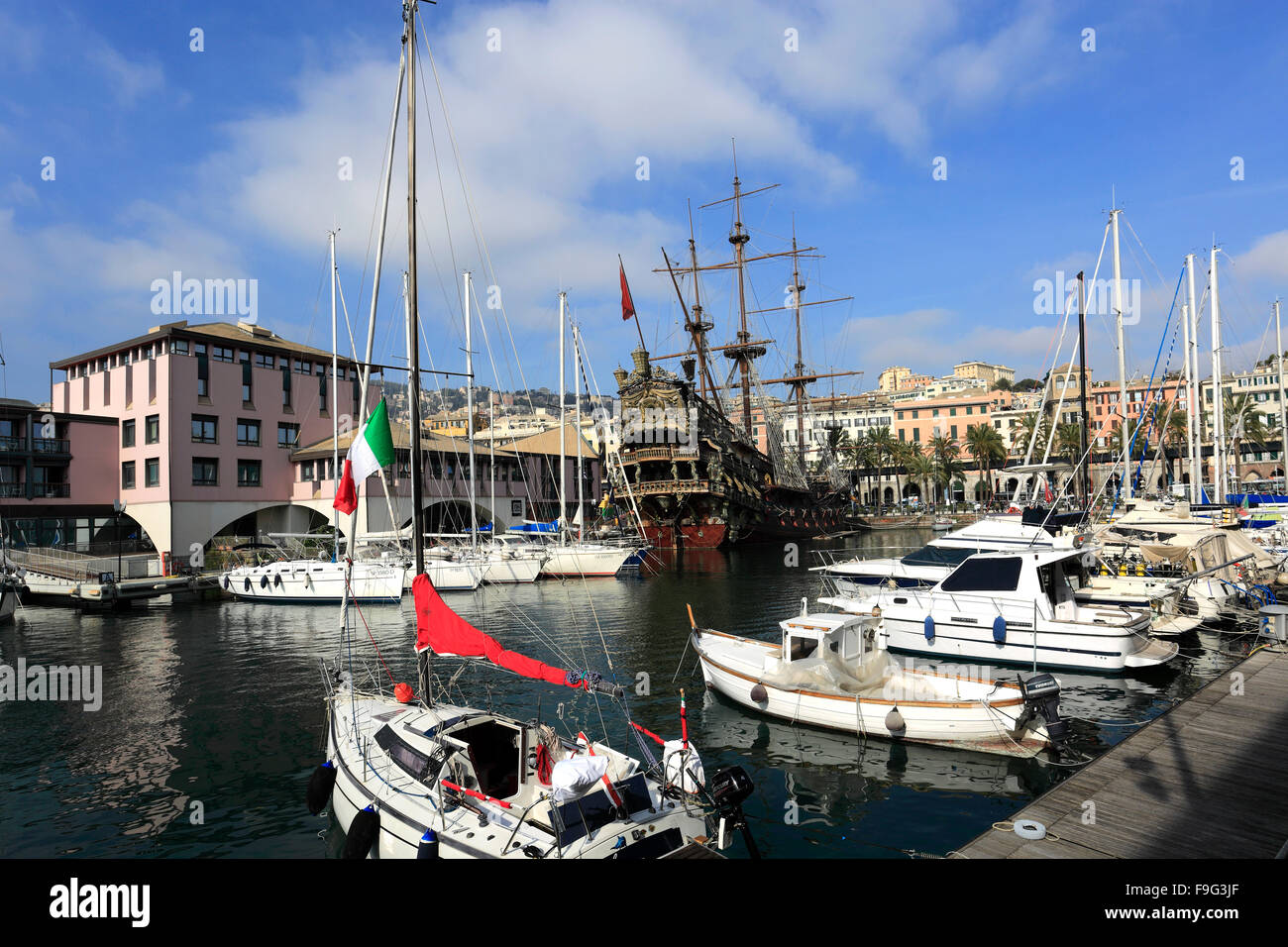 Boote und Stege, Porto Antico Genua Stadt, Ligurien, Italien, Europa. Stockfoto