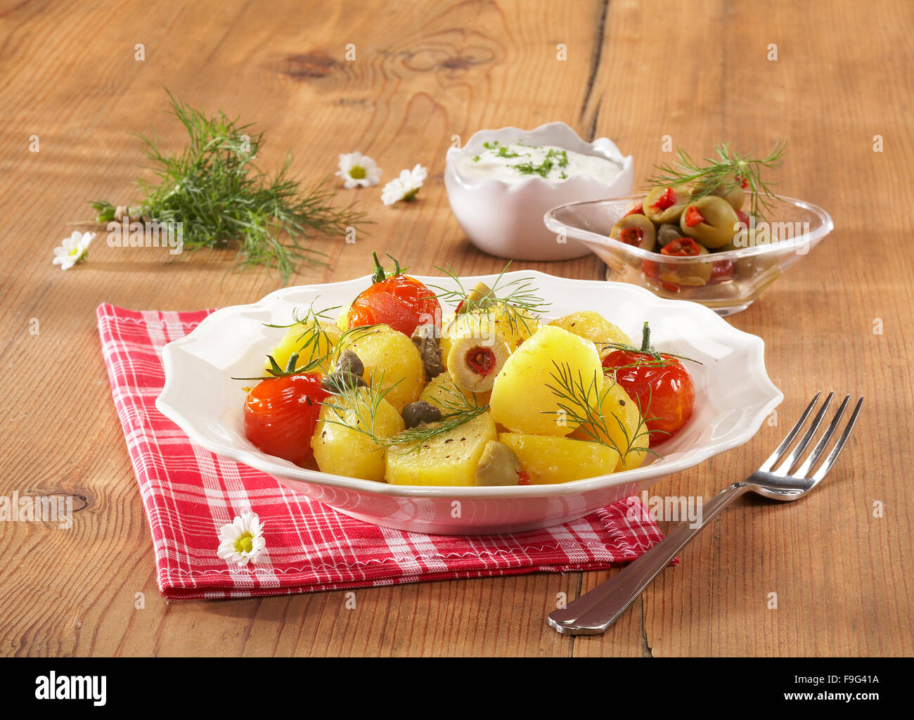 Warmer Kartoffelsalat mit Dill Stockfotografie - Alamy