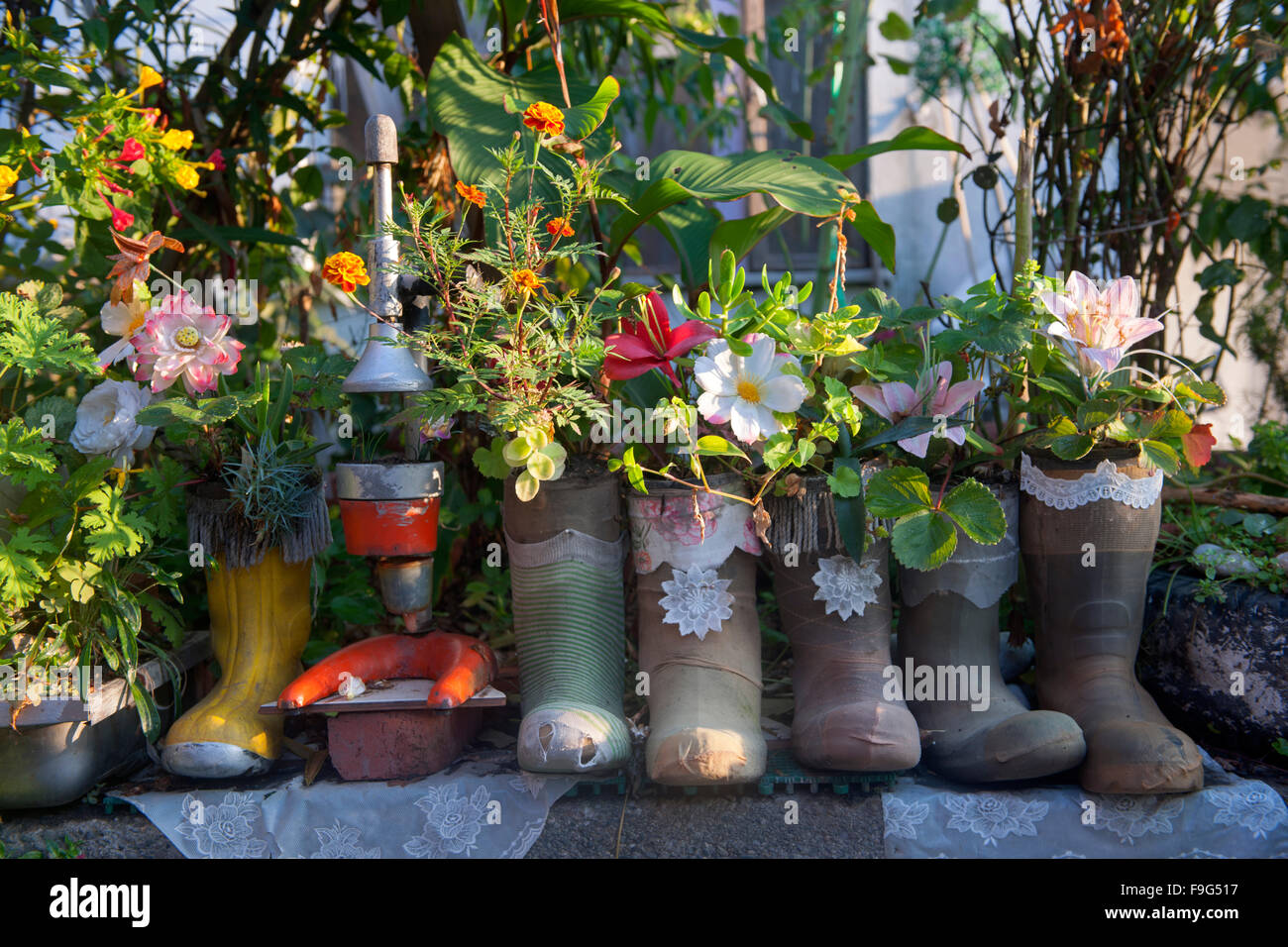 Türkei, westliche Schwarzmeerküste, Amasra, Blumen in Stiefeln Stockfoto