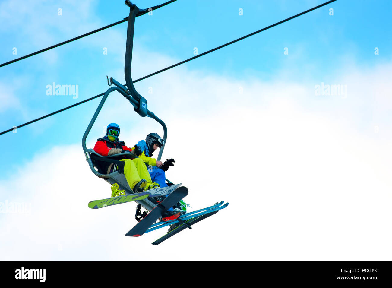 Skifahrer und Snowboarder auf ein Skilift in Bukovel. Bukovel ist das beliebteste Skigebiet in der Ukraine Stockfoto