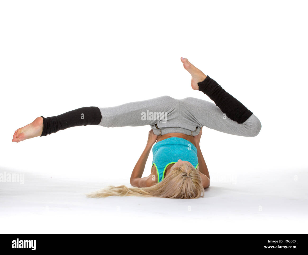 Junge Fitness Mädchen auflegen ihr mit den Beinen. Brücke Stockfoto