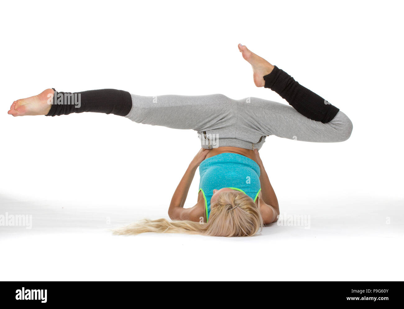 Junge Fitness Mädchen auflegen ihr mit den Beinen. Brücke Stockfoto