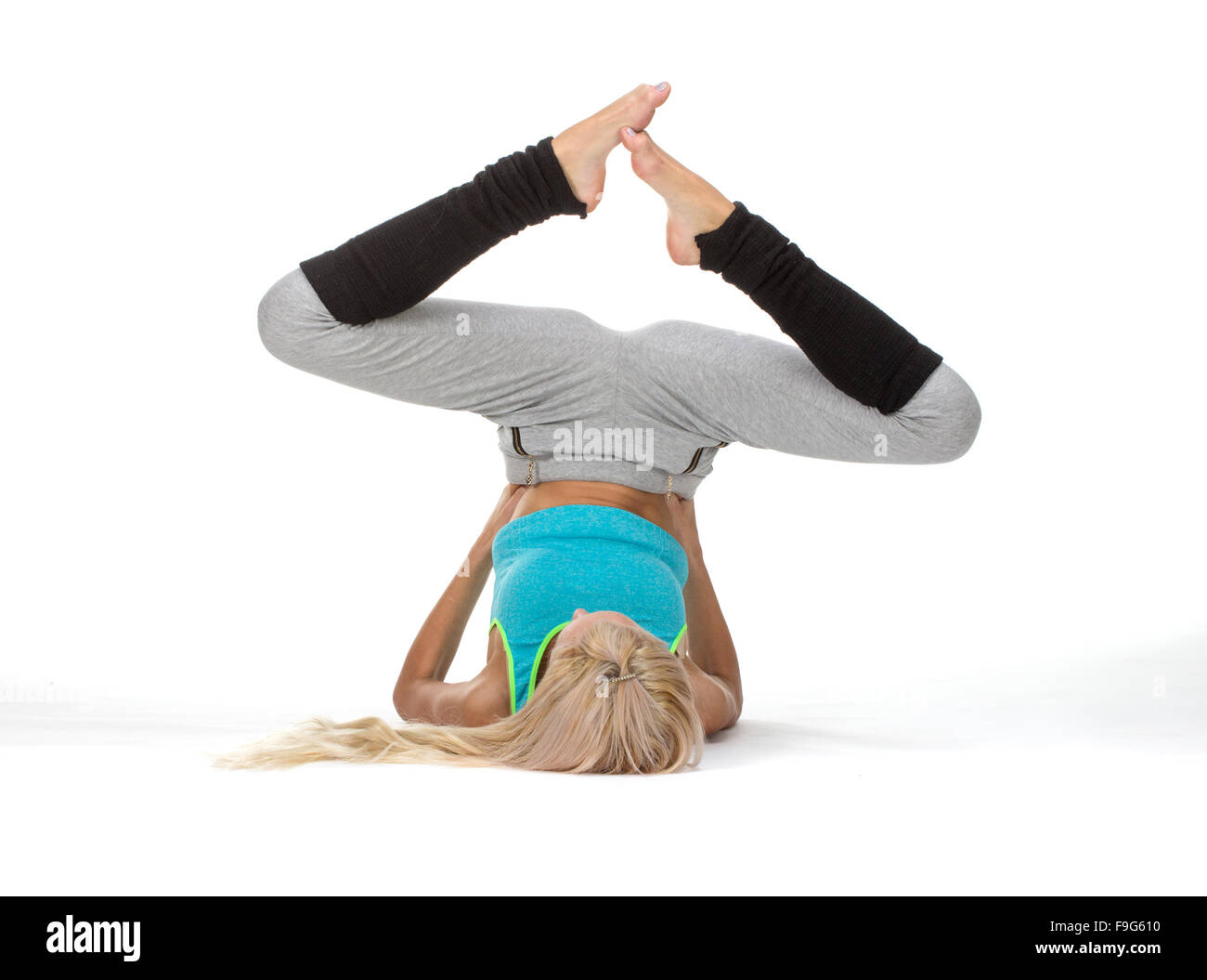 Junge Fitness Mädchen auflegen ihr mit den Beinen. Brücke Stockfoto