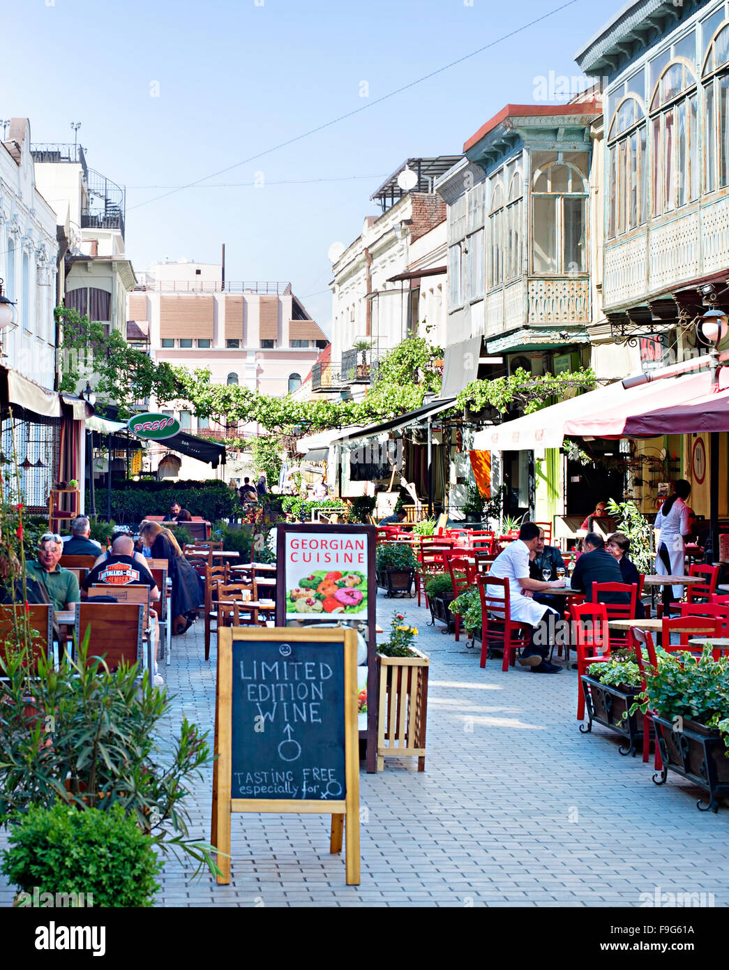 Menschen im Restaurant in der Altstadt von Tiflis. Tbiisi ist die Hauptstadt von Georgien und den großen Stockfoto