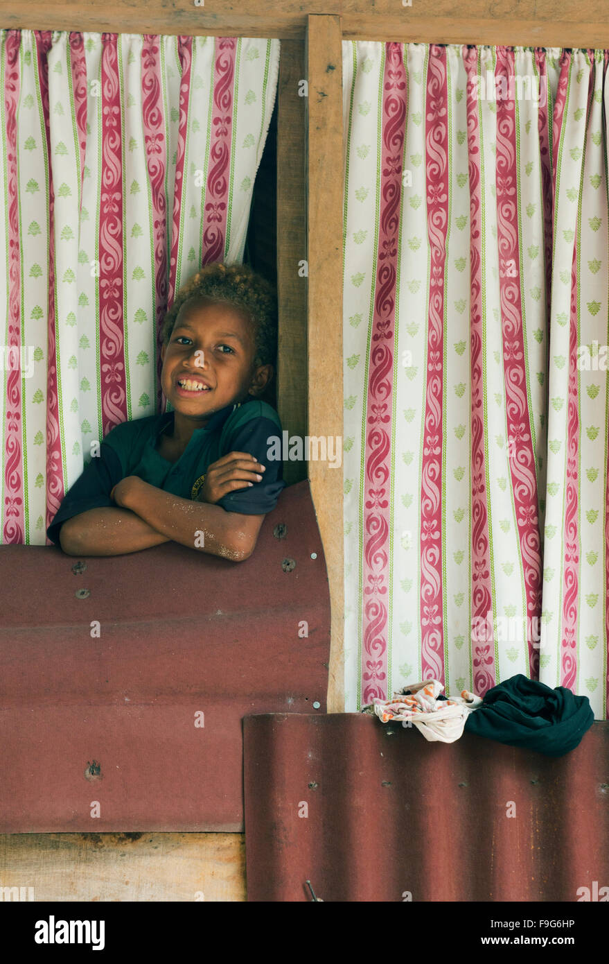 Junge im Fenster des einfachen Haus, Owa Raha (Santa Ana) Salomon-Inseln, Melanesien Stockfoto