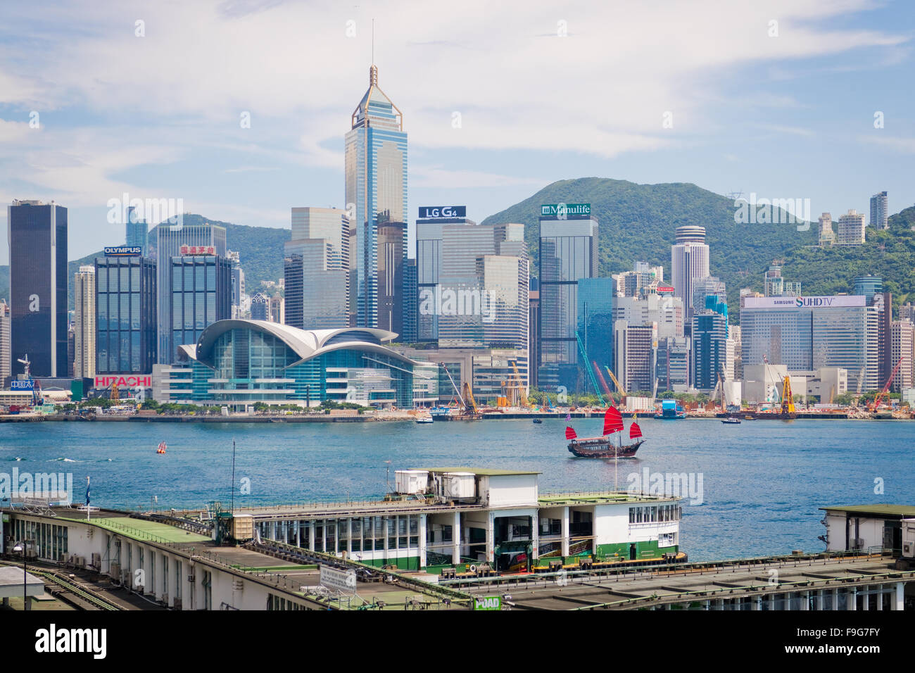 Hong Kong, China 28. Juli 2015: Hafen von Hongkong mit touristischen junk am 28. Juli 2015 in Hong Kong. Stockfoto